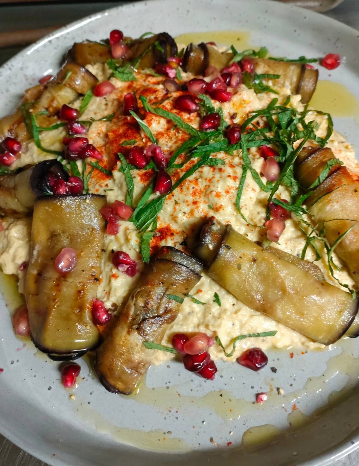 Gegrilde aubergine met granaatappel
