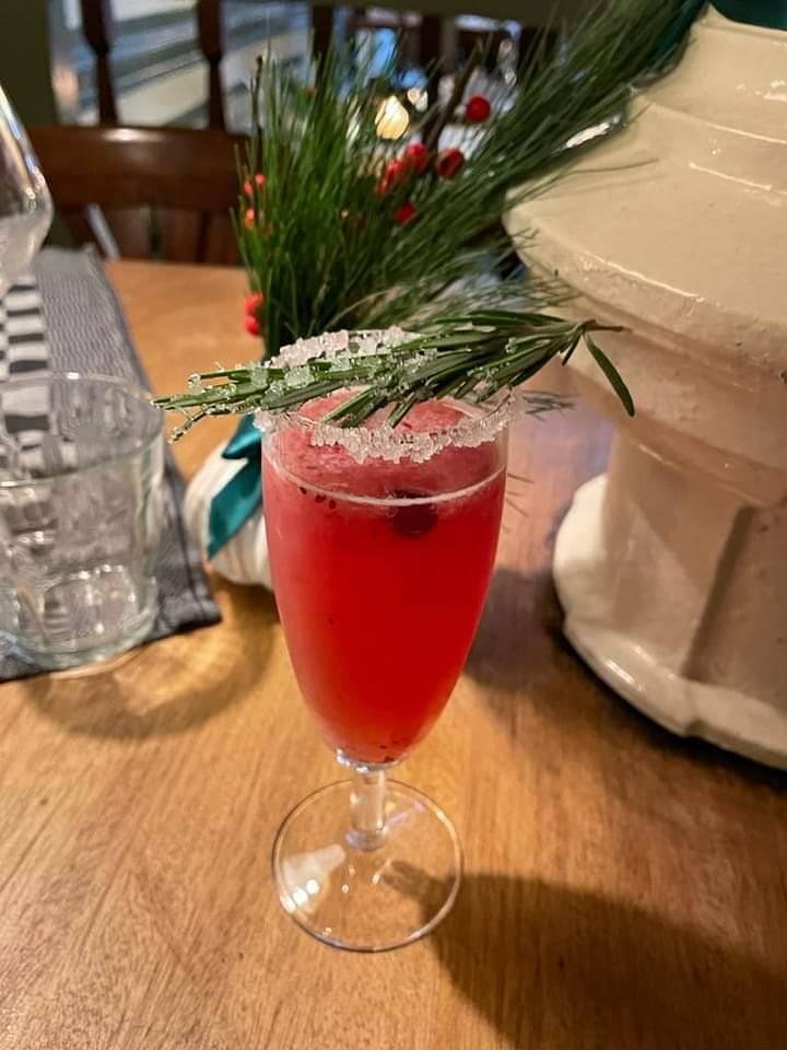Cocktail met rozemarijn op de houten bar