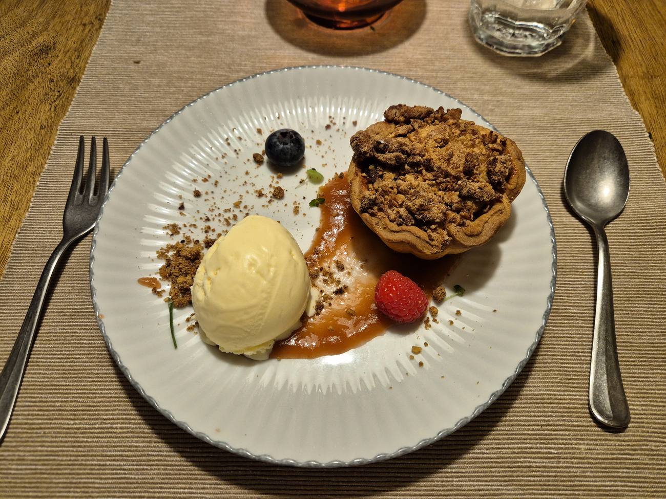 Dessert met ijs en crumble