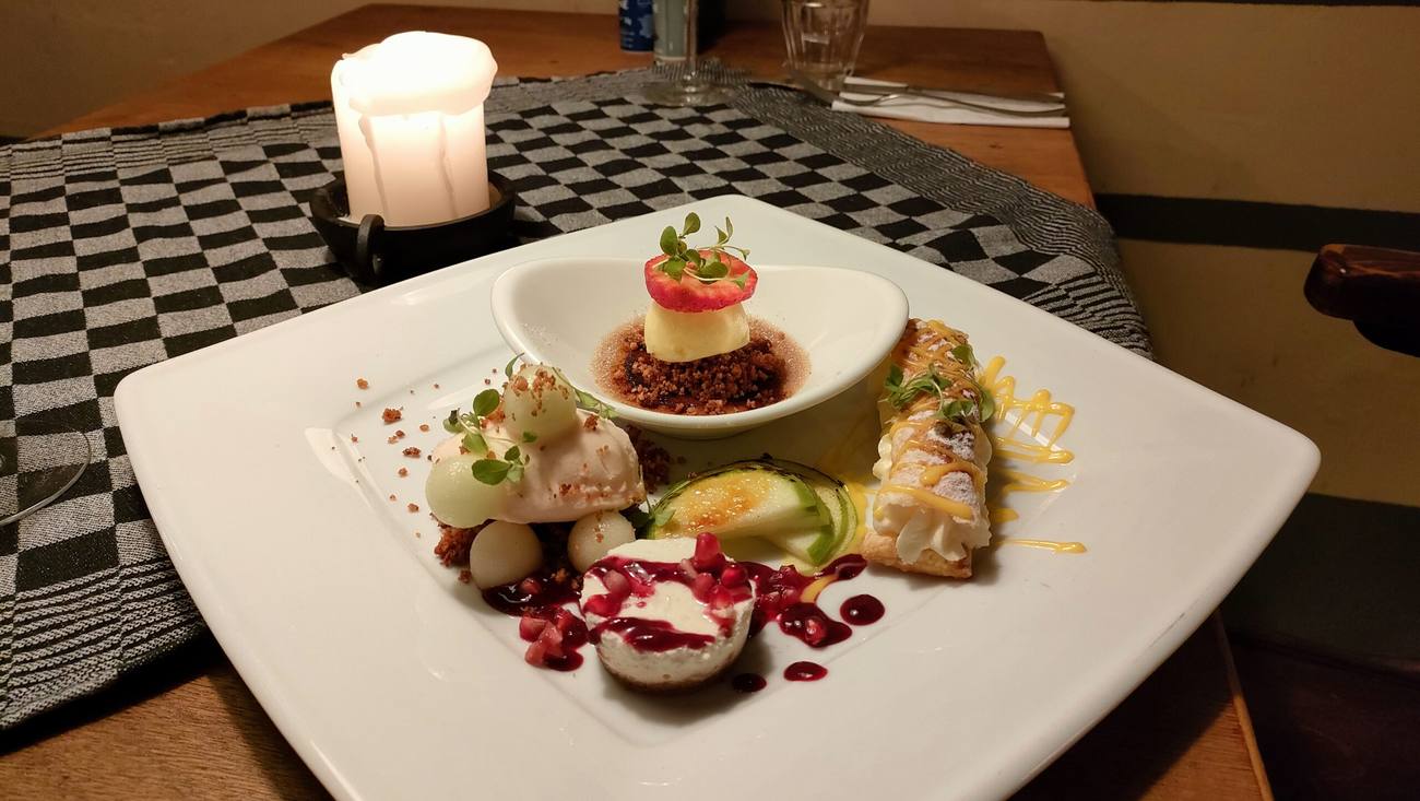 Grand dessert op een geblokte doek