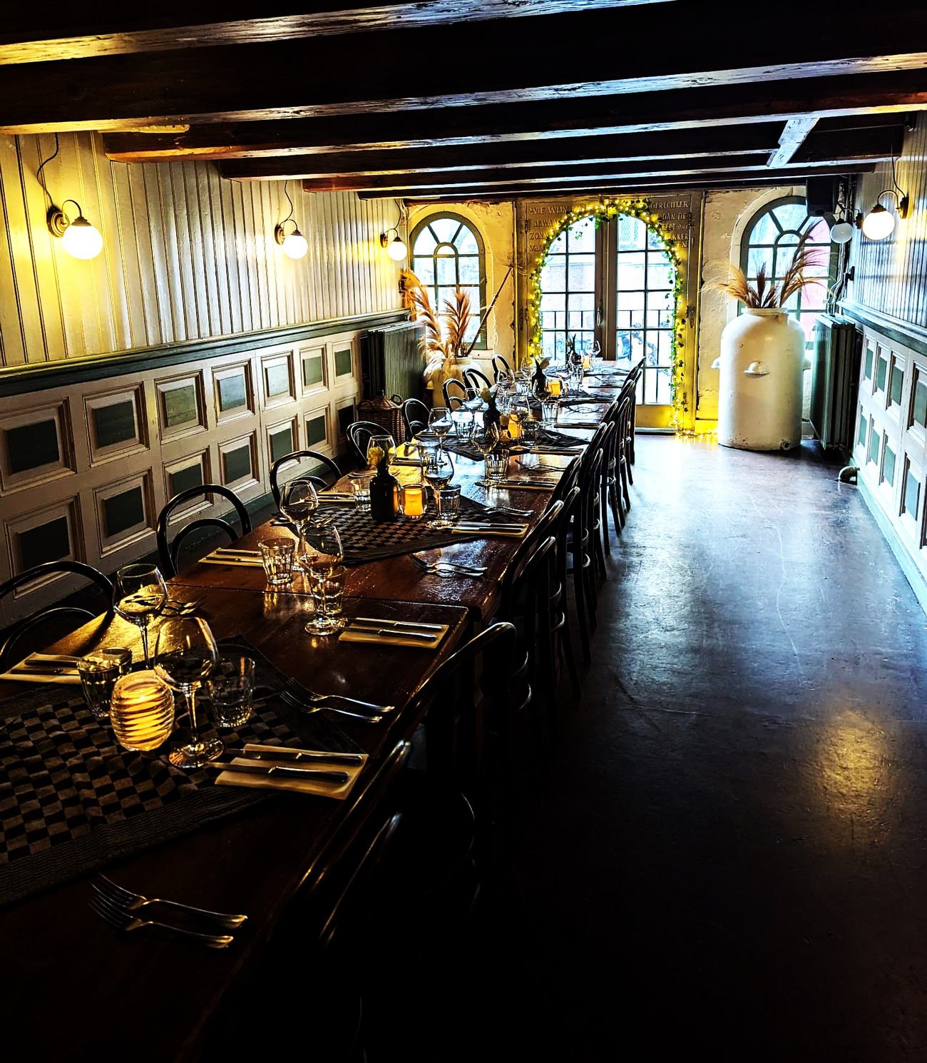 De Hooglandse zaal met lange tafel en hoge ramen