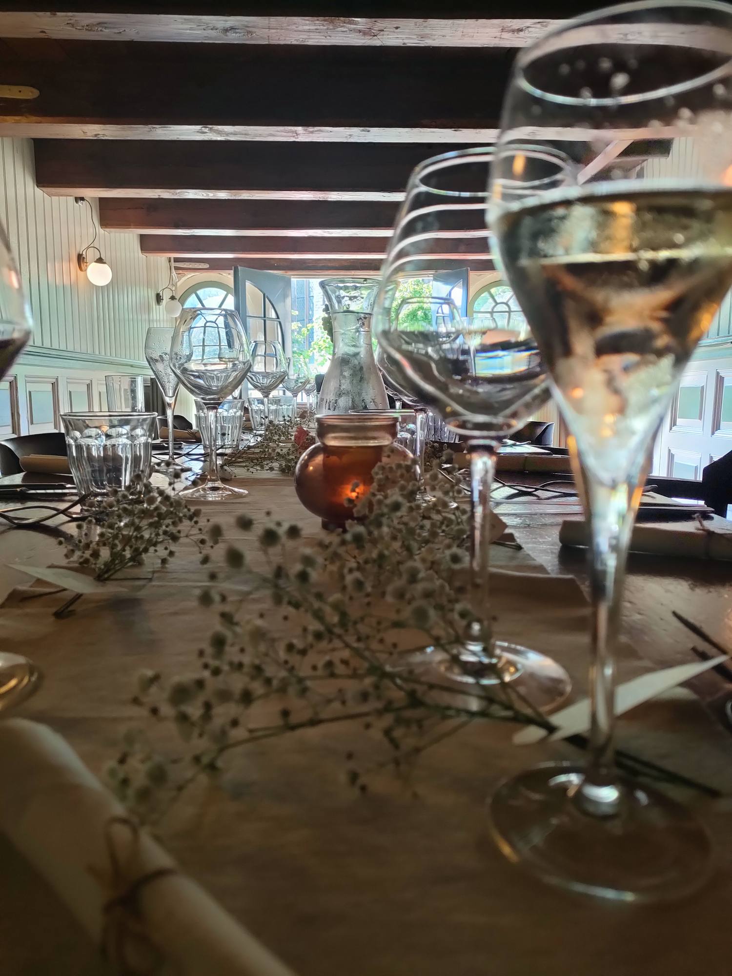 Gedekte tafel met glazen in het restaurant