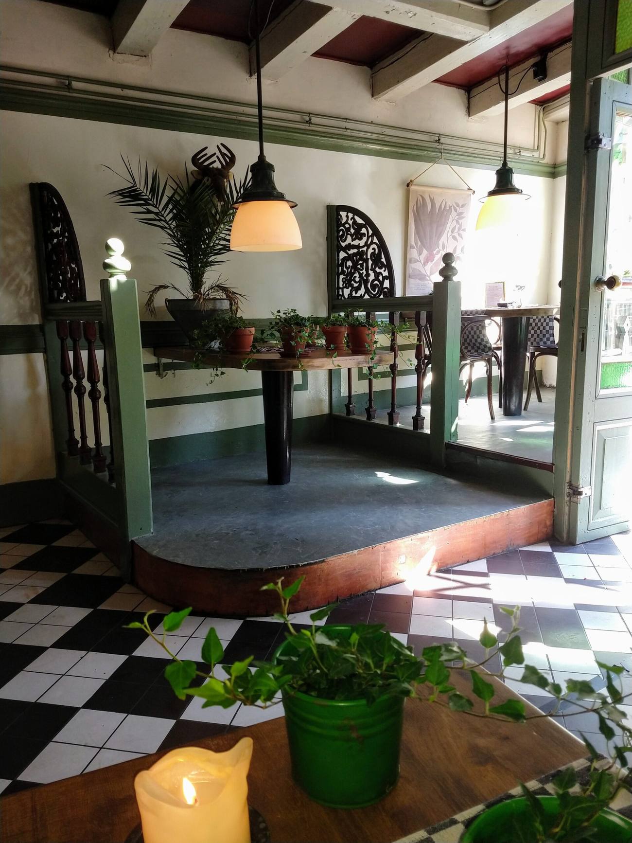 Het interieur met geblokte vloer