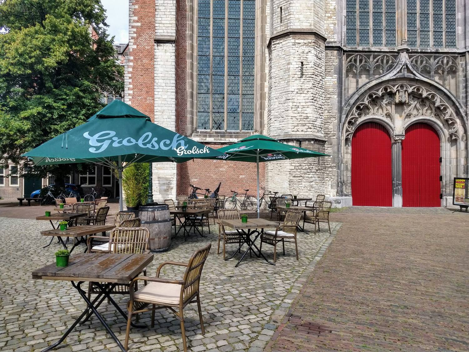 Het terras met parasols bij de Hooglandse kerk