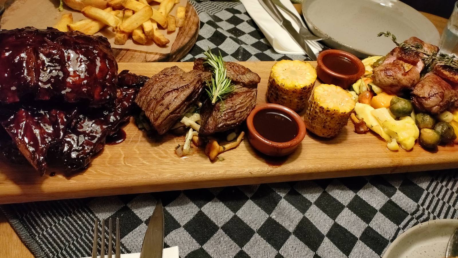Mixed meat plank met spare ribs, steak en frites