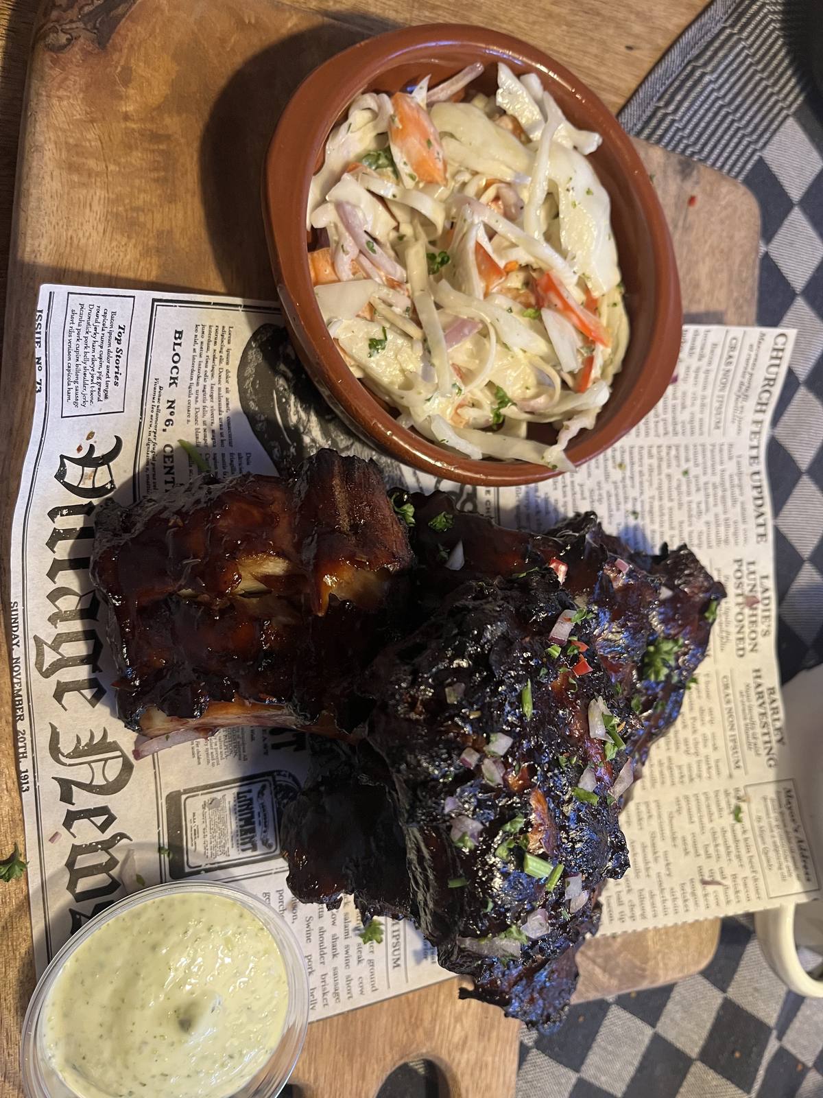 Sticky spare ribs met coleslaw bij De Gaanderij
