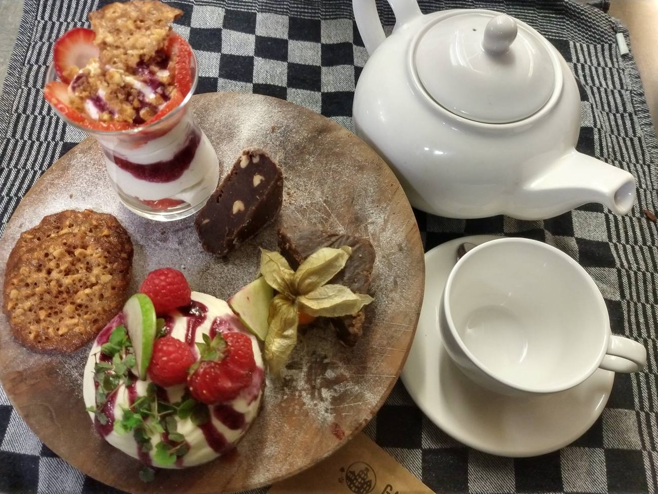 Sweet bites met thee op een houten plank
