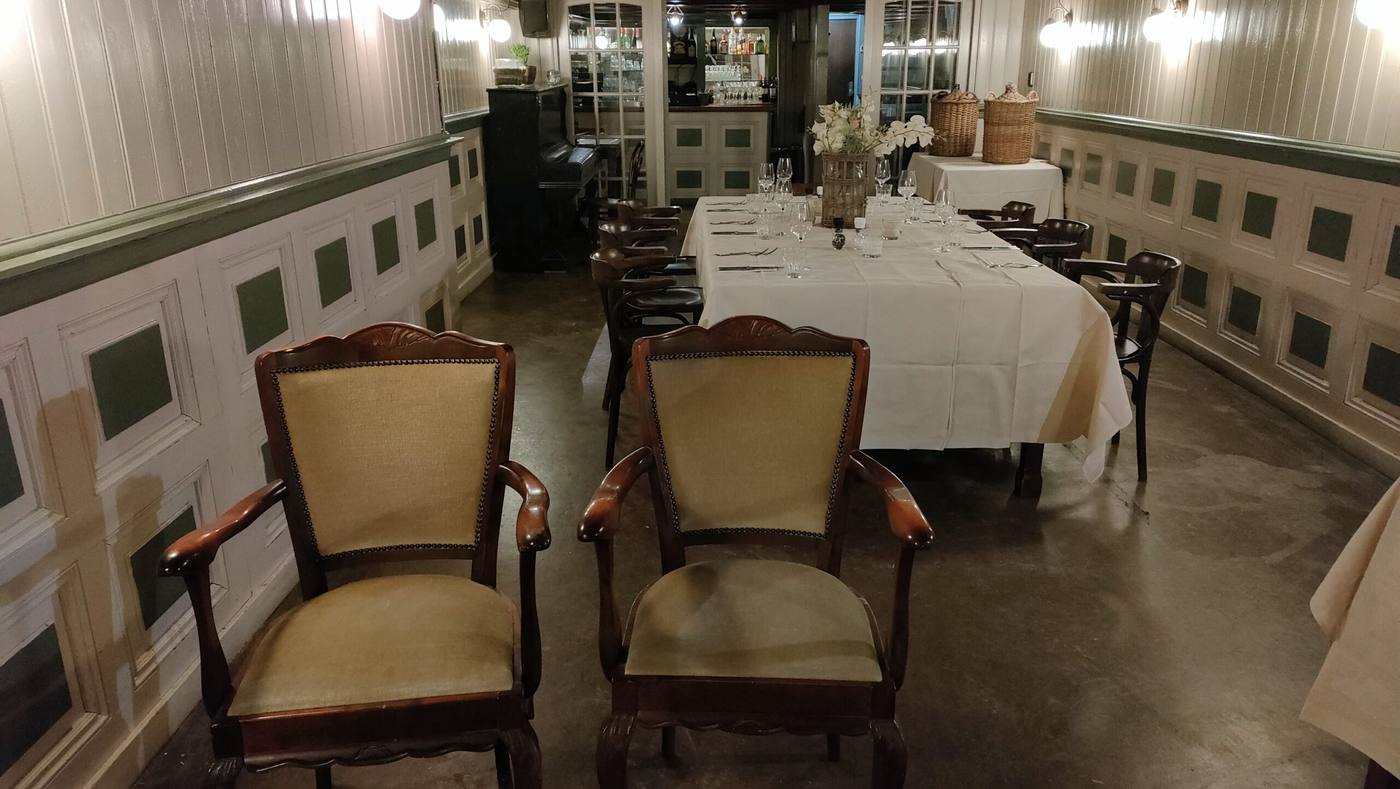 De zaal in feestopstelling met rijen stoelen