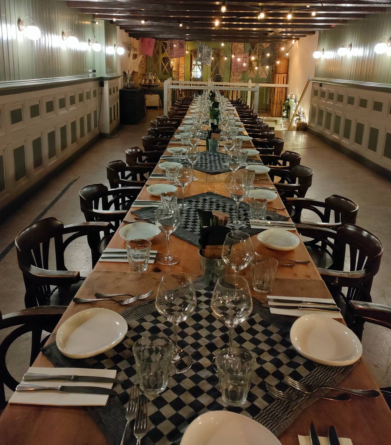 Lange gedekte tafel voor een groepsdiner in de zaal